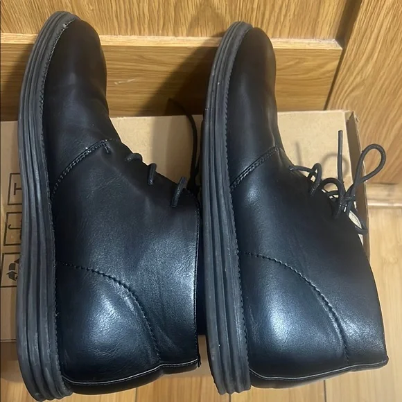 English Laundry Black Chukka Boots with Classic Silhouette display picture 1